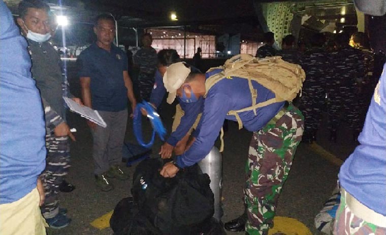 Prajurit Komando Pasukan Katak (Kopaska) dan Penyelam Dislambair saat tiba di Kabupaten Tanah Laut, Kalimantan Selatan,  untuk membantu proses evakuasi korban banjir.