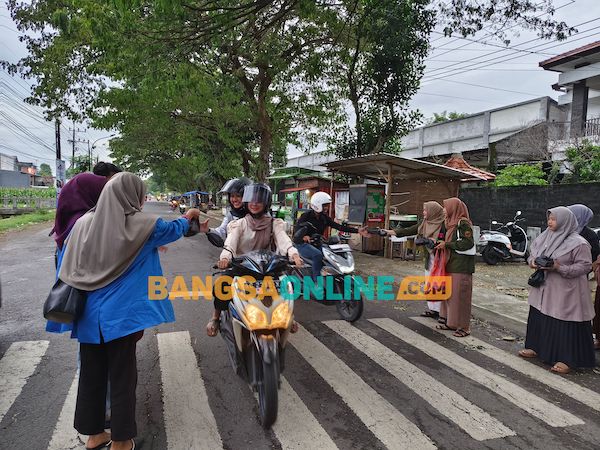 Kegiatan berbai berbagi takjil yang dilakukan BEM UPDN Bersama UKM dan Ormawa. Foto: Rafli Fajri Julianto/BANGSAONLINE