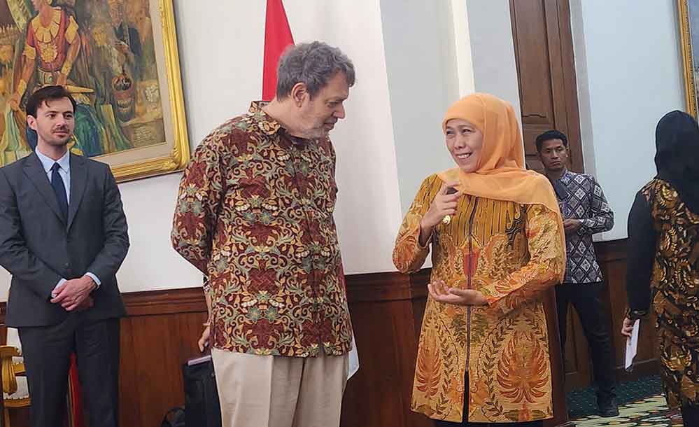 Gubernur Jatim, Khofifah Indar Parawansa saat berbincang dengan Duta Besar Swedia untuk Indonesia, Daniel Blockert.