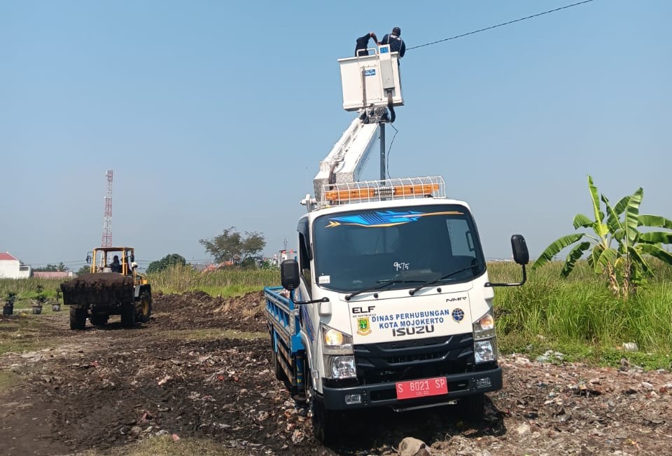 Mobil crane dan alat berat yang telah disiapkan oleh Pemkot Mojokerto untuk tata ulang kawasan air hangat Gununggedangan. (Ist)