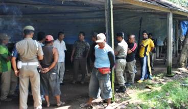 TEGAS – Satpol PP Nganjuk saat penutupan kandang ayam yang diprotes warga setempat, di Dusun Karang Lo Desa Patihan, Kecamatan Loceret, Jumat (24/5). foto: Soewandito/BANGSAONLINE