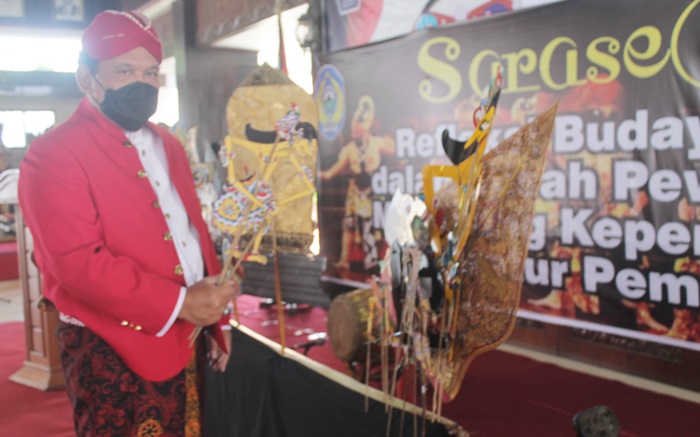 Plt Bupati Nganjuk Kang Marhaen melihat tokoh wayang yang akan dimainkan Dalang Muda Ki Badaralam pada Pentas Wayang Anjuk Ladang. foto: BAMBANG/ BANGSAONLINE