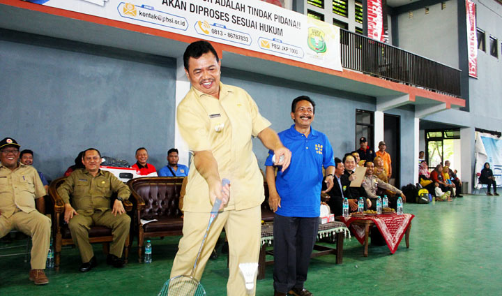 Wabup Pungkasiadi ketika melakukan pukulan servis sebagai tanda dibukanya turnamen Wabup Cup 2019. 