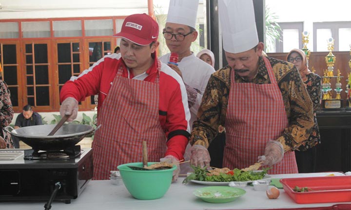 Bupati Nganjuk Novi Rahman Hidayat dan Kepala Bakorwil Bojonegoro Abimanyu, didampingi Chef Agus sedang memperagakan masak lele krispi pedas. foto: BAMBANG/ BANGSAONLINE