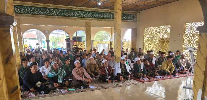 Para tuan guru, pengasuh pesantren, dan pengurus NU dalam acara bedah buku Kiai Miliarder Tapi Dermawan karya M Mas