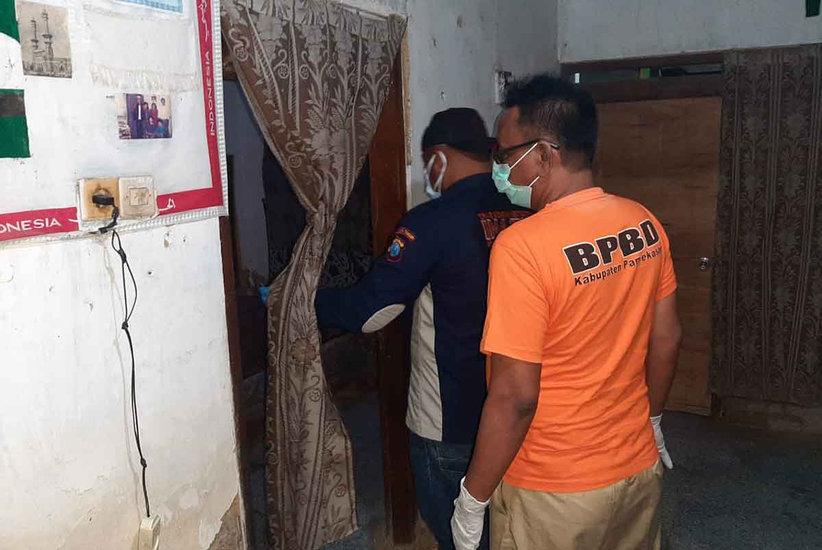 Anggota polsek Galis saat mendatangi rumah korban yang ditemukan sudah membusuk. 