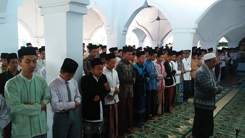 Santri salat ghaib dan berdoa bersama di masjid utama pondok. foto: rony suhartomo/ BANGSAONLINE.com
