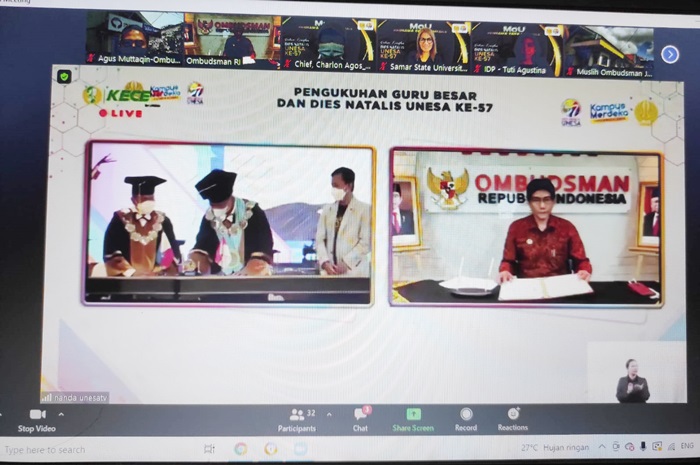 Rektor Unesa Prof Nur Hasan di Graha Unesa, Surabaya (tengah, foto kiri) dan anggota pimpinan Ombudsman RI Johannes Widijantoro di kantor Ombudsman RI, Jakarta, menandantangani MoU pengawasan pelayanan publik secara online. foto: istimewa