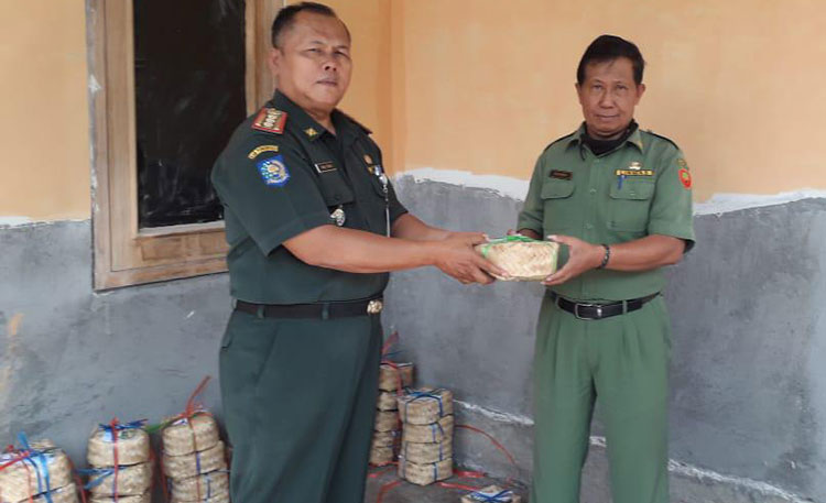 Camat Slahung Salurkan 50 Paket Daging Kurban dari Bupati Ponorogo