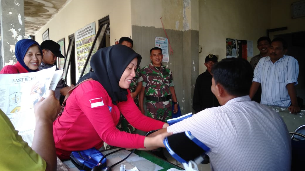 Petugas Urkes Polresta Sidoarjo saat melakukan pemeriksaan.