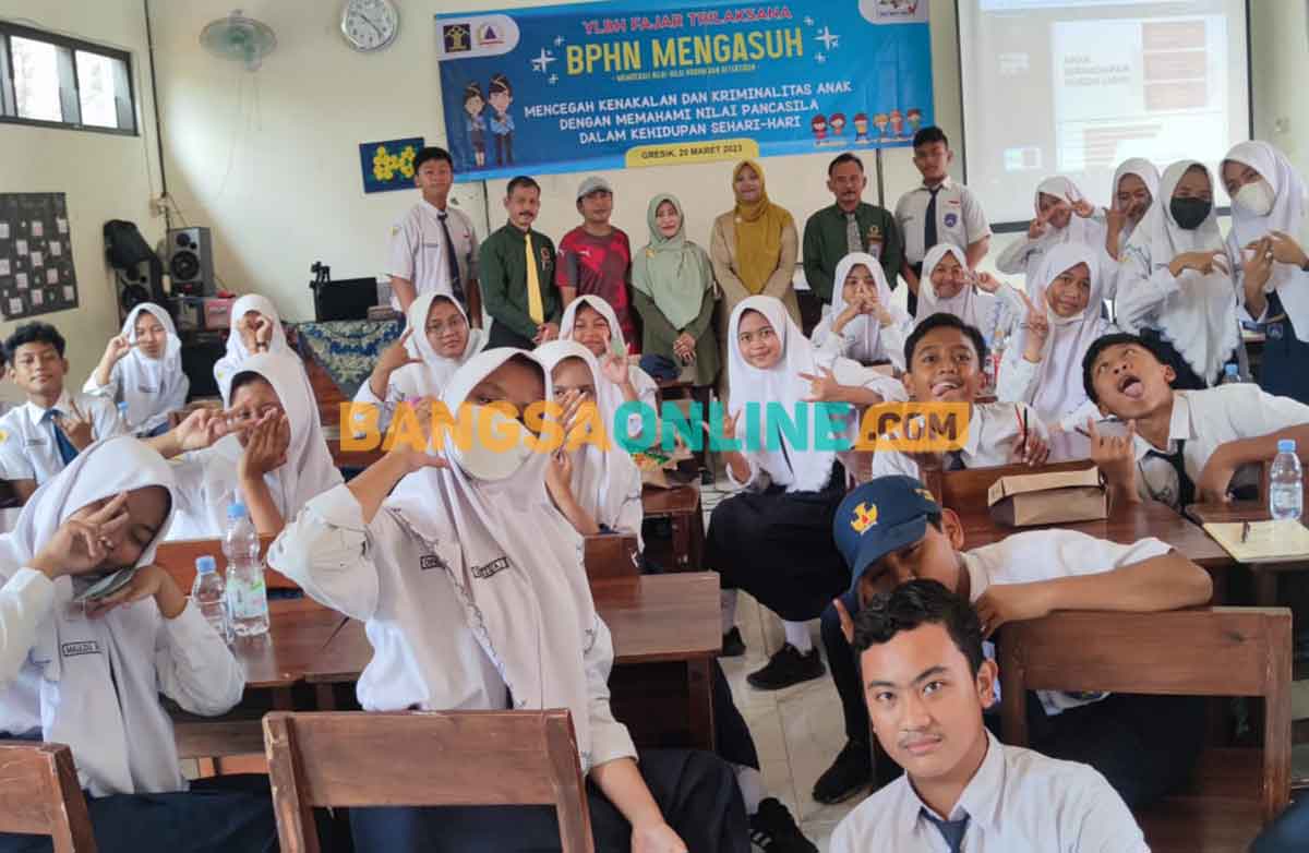 Para pemateri dan siswa SMPN 22 Gresik saat acara BPHN. Foto: SYUHUD/BANGSAONLINE

