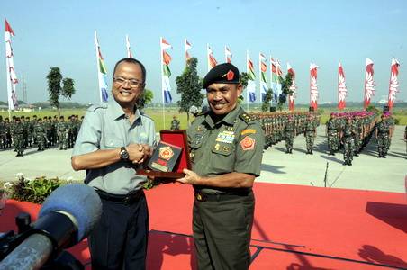 ?
Asisten Teritorial (Aster) Panglima TNI Mayjen TNI Ngakan Gede Sugiartha Garjitha, S.H bersama pihak PT KBN.foto:puspen mabes TNI