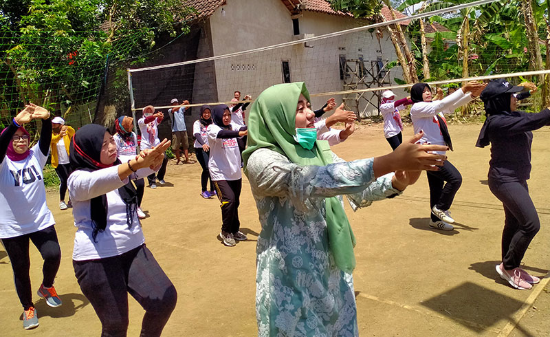Fatihatur Rohmah senam bersama warga Desa Ngadirejo Kecamatan Pogalan.