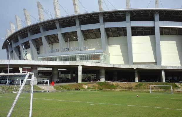 Stadion Gelora Joko Samudro di Jalan Veteran, Kecamatan Kebomas, tampak megah. foto: SYUHUD/ BANGSAONLINE