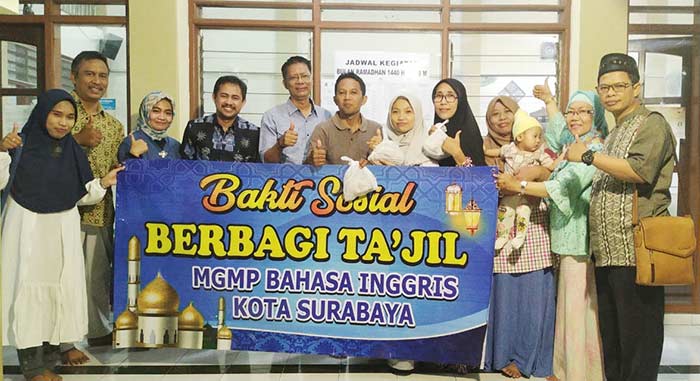 Kepala Dinas Pendidikan Kota Surabaya M. Ikhsan dan Kepala Bidang Dikmenum Darminto saat foto bersama Tim Pembagian Takjil MGMP Bahasa Inggris SMP Kota Surabaya. Foto: YUDI ARIANTO/BANGSAONLINE