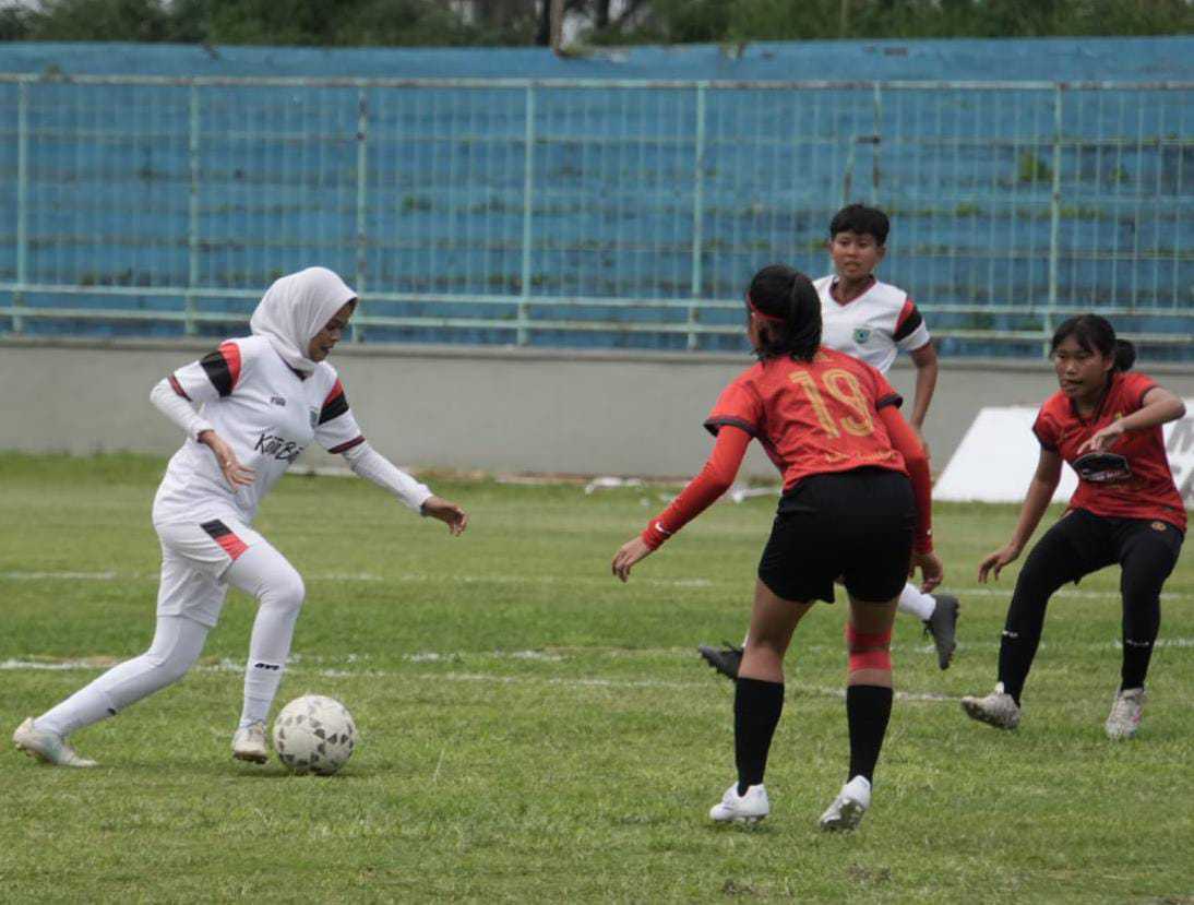 Pertandingan sepak bola putri Porprov IX Jatim