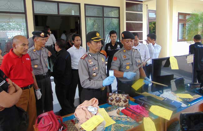 Kapolres Blitar AKBP Slamet Waloya menunjukan barang bukti berupa barang-barang milik para korban curas. foto: tri susanto/ BANGSAONLINE