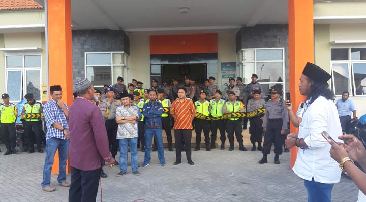 Koorlap AMPD Mathur Husyari berorasi di depan Kantor KPU Bangkalan. foto: FAUZI/ BANGSAONLINE