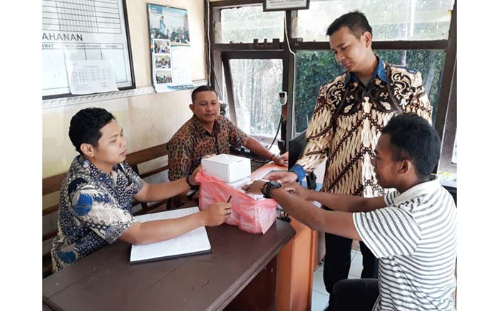 Anggota Polsek Nongkojajar tampak mengenakan baju batik saat memberikan pelayanan kepada masyarakat. Foto: ANDY F/BANGSAONLINE