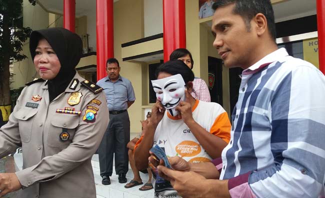 Istiqomah, memang istiqomah memanfaatkan anak kandungnya untuk cari uang.