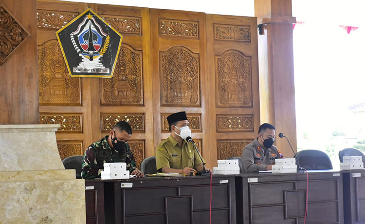 Sekretaris Daerah Pemkab Blitar Izul Mahrom menyampaikan pemaparan saat koordinasi percepatan vaksinasi di Pendopo Pemkab Blitar. (foto: ist)