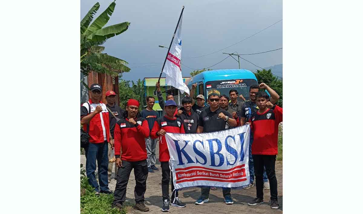 Rombongan KSBSI yang berangkat ke Surabaya.