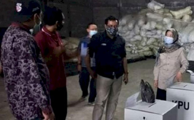 Ketua KPU Kabupaten Kediri, Ninik Sunarmi (paling kanan) saat mengecek acara simulasi bersama Kabag Program, Data, Organisasi dan SDM KPU Jatim, Suharto (Totok). (foto: ist)