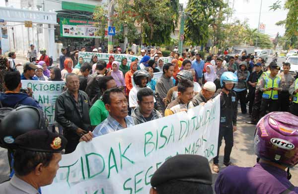 Aksi para PKL makam Gus Dur saat unjuk rasa di depan gedung DPRD Jombang. foto: rony suhartomo/BANGSAONLINE