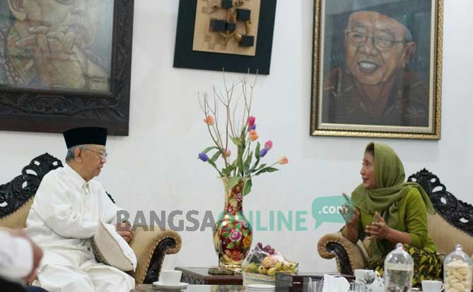 Menteri kelautan dan Perikanan RI, Susi Pudjiastuti saat berdiskusi dengan Pengasuh Ponpes Tebuireng, KH Salahudin Wahid (Gus Solah) di dhalem kasepuhan Tebuireng, Jumat (18/11). foto: RONY S/ BANGSAONLINE