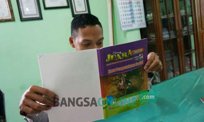Salah satu buku LKS yang saat ini beredar di SD Jombang. 
foto:  RONY S/ BANGSAONLINE