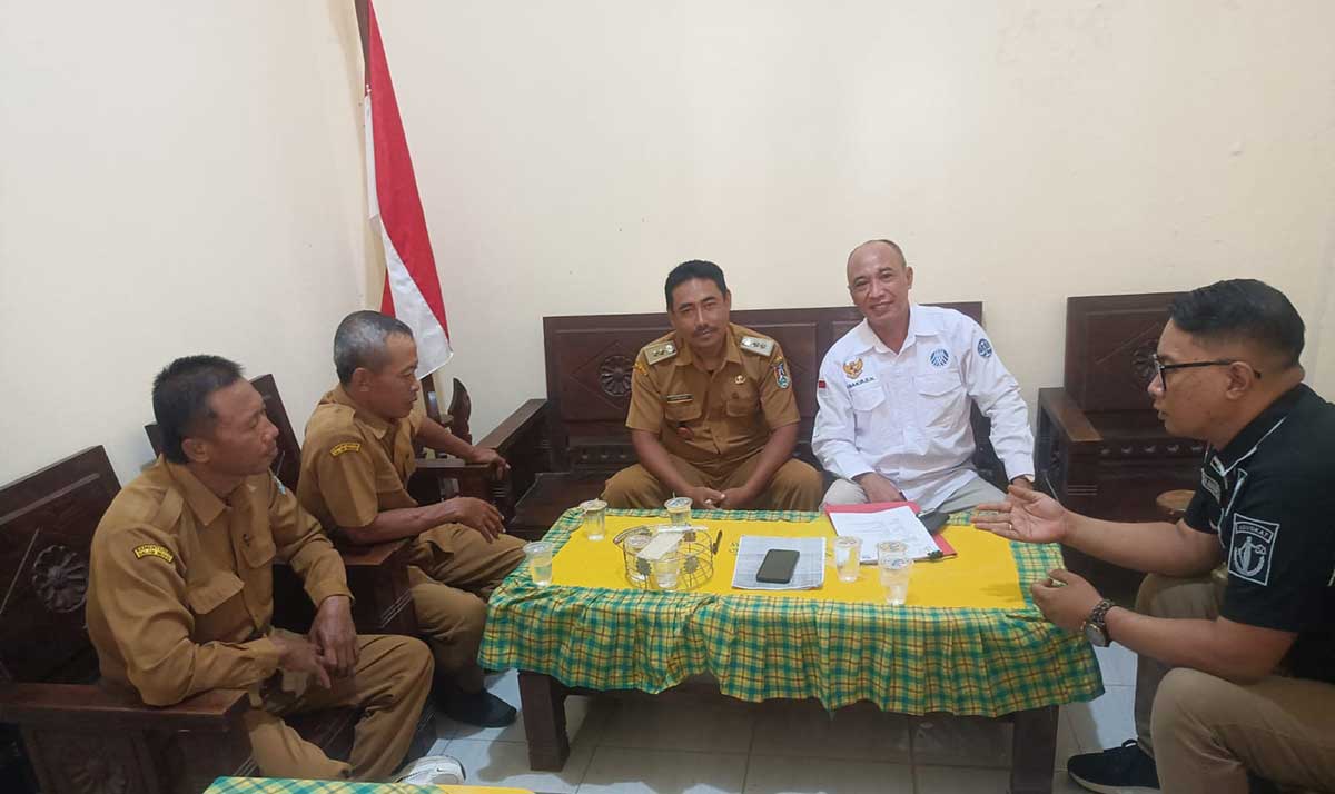Kuasa hukum pemohon, Subakir dan rekan, ketika berkomunikasi dengan Pemerintah Desa Tegalbang, Kecamatan Palang, Tuban.