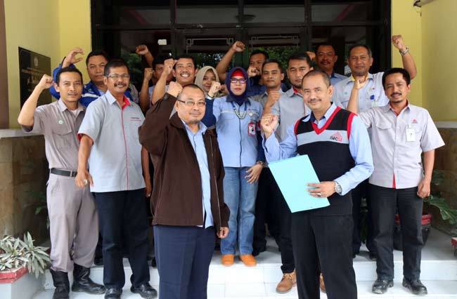 Federasi Serikat Pekerja Anak Perusahaan (FSPAP) Semen Indonesia memberikan dukungan pembangunan pabrik Rembang terus berjalan. foto: SYUHUD/ BANGSAONLINE
