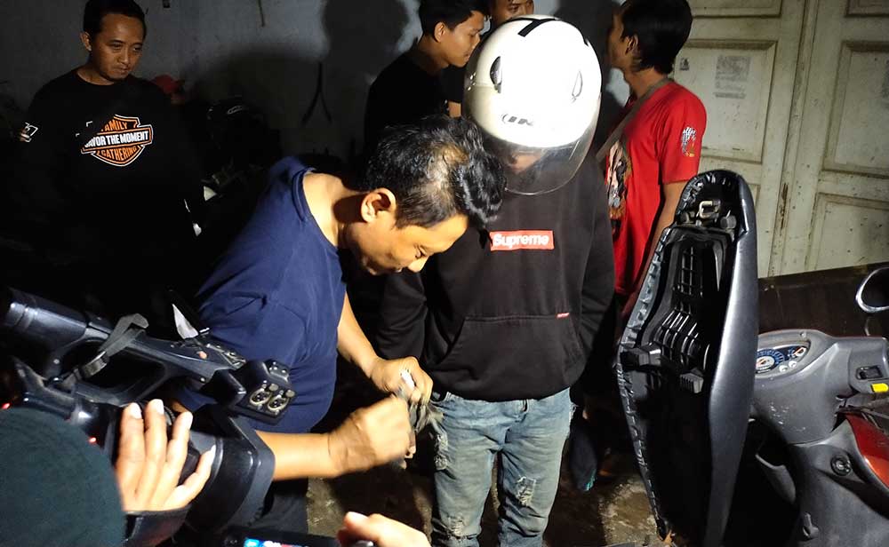 Kasatreskoba Porles Tuban AKP Teguh Priyo Handoko sedang memeriksa barang bawaan pengendara motor saat razia di Eks Lokalisasi Dasin, Desa Sugihwaras, Kecamatan Jenu.