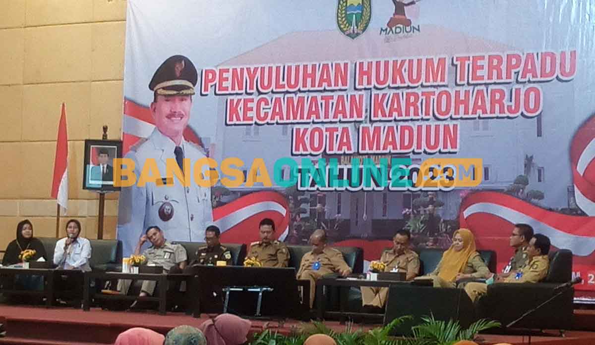 Wali Kota Madiun, Maidi, bersama narasumber. Foto: HENDRO SUHARTONO/BANGSAONLINE