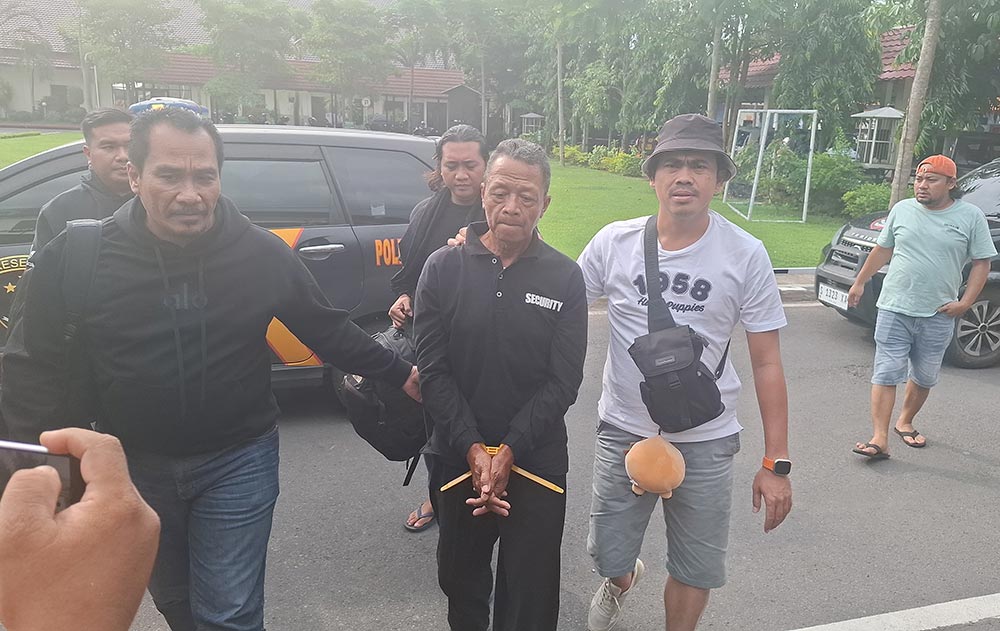 Pelaku saat digelandang petugas di Mapolres Jombang.
