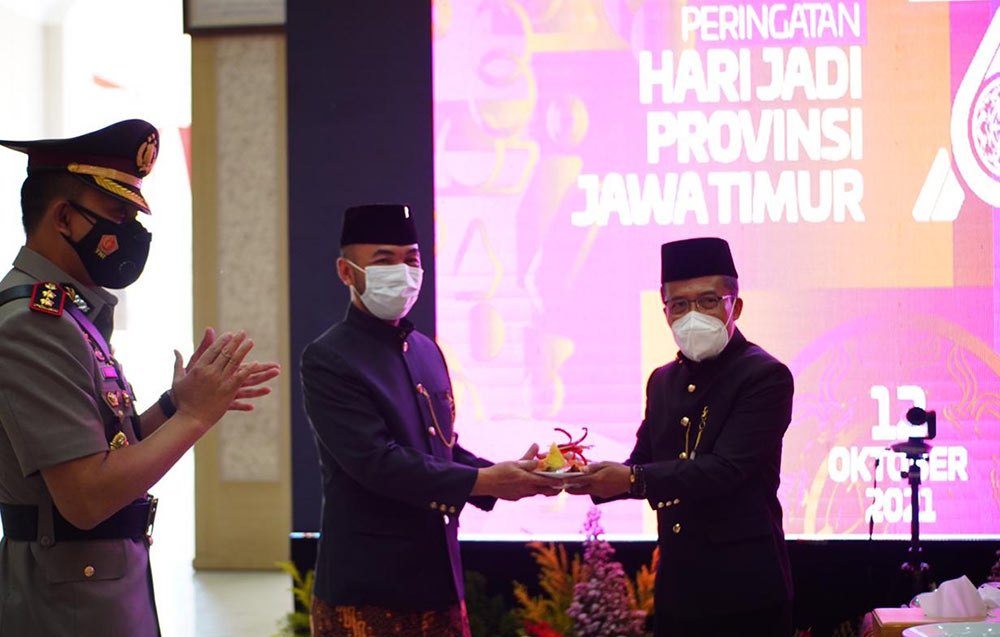 Wakil Wali Kota Batu, Punjul Santoso (kanan), saat menghadiri Peringatan Hari Jadi Provinsi Jawa Timur ke-76.