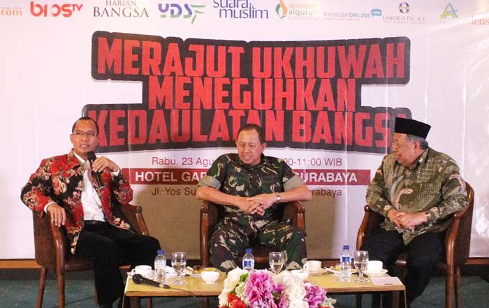 Dari kiri, Prof Suparto Wijoyo, Kol M Rifai serta Prof Imam Suprayogo saat memberikan paparannya saat diskusi kebangsaan ‘Oase Bangsa’ kepada audience. foto: YUDI ARIANTO/ BANGSAONLINE