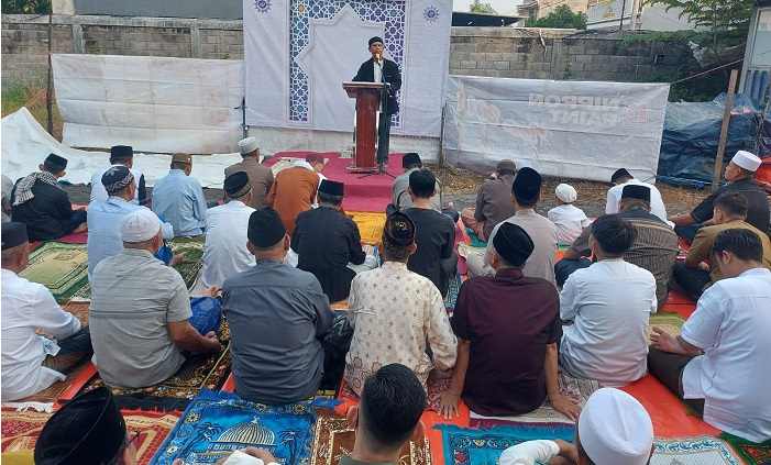 Warga Muhammadiyah di Desa Kedanyang, Kecamatan Kebomas, Kabupaten Gresik saat melakukan Salat Idul Fitri 1444 H. Foto: SYUHUD/ BANGSAONLINE.com