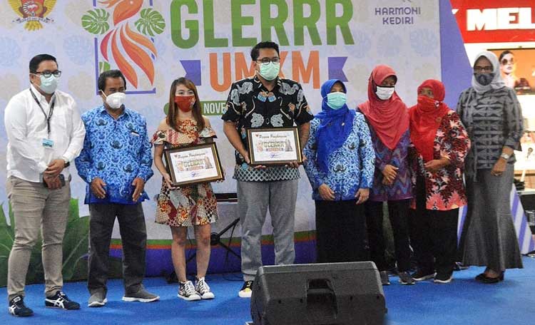 Pengusaha milenial Fira Akbar Kurniawan, pemilik usaha menjahit Jas Tailor Kediri (depan) bersama para milenial di pameran UMKM bertajuk Glerrr UMKM Kota Kediri. (foto: ist.)