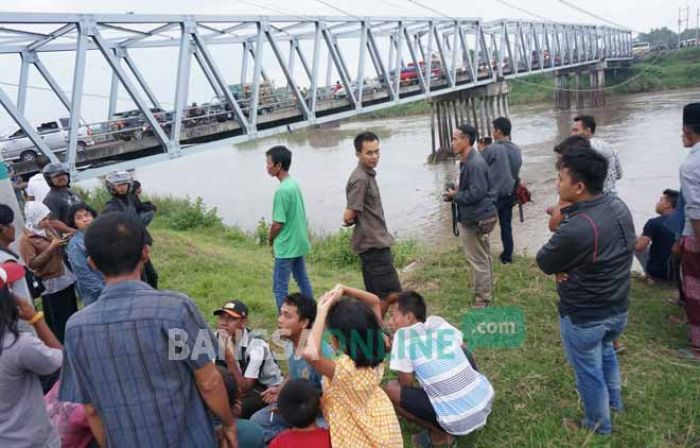 Warga yang penasaran berkerumun di sekitar jembatan Ploso, Kabupaten Jombang. foto: RONY SUHARTOMO/ BANGSAONLINE