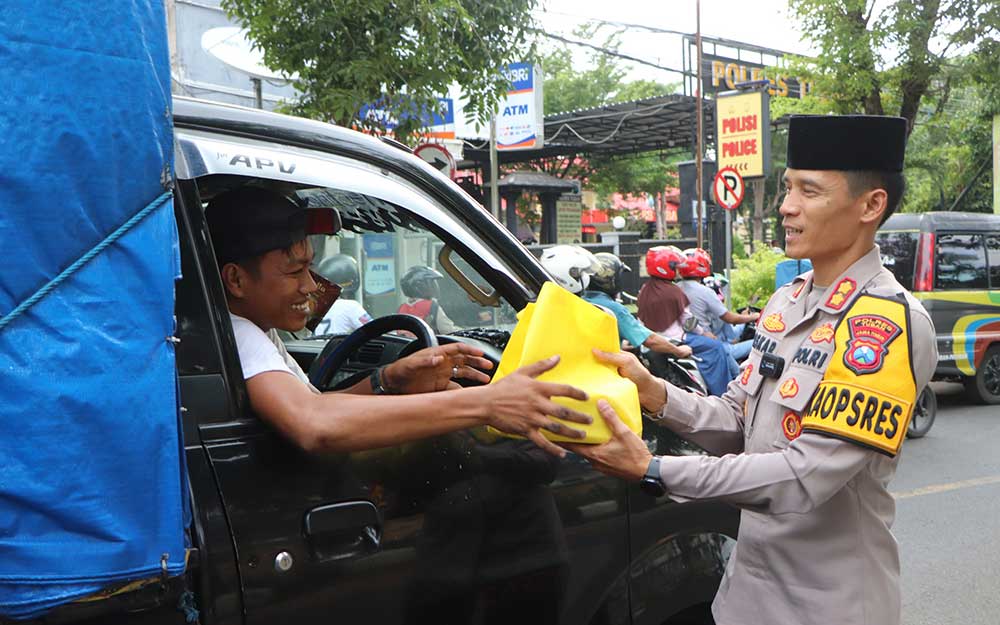 Kapolres Tuban AKBP Oscar Syamsuddin saat membagikan paket takjil kepada pengguna jalan.