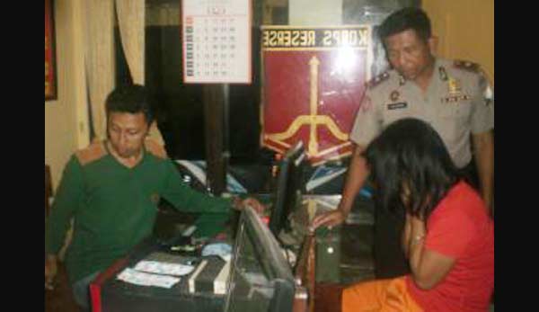 Tersangka pencuri uang majikan saat diinterogasi di Mapolsek Buduran. foto: catur andy/ BANGSAONLINE