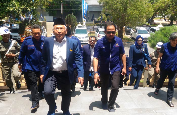 Ketua Bapilu Pusat, Effendie Choirie (depan) tiba di Gedung Sasana Praja, Kabupaten Ponorogo. foto: NOVIAN/ BANGSAONLINE