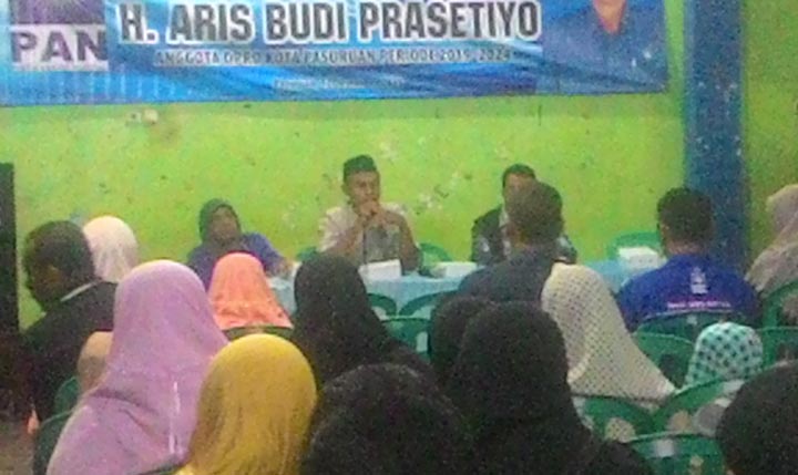 Aris Budi saat membuka reses perdana di gedung Futsal Aris Putra, Kelurahan Purutrejo, Kecamatan Purworejo, Ahad (14/12).