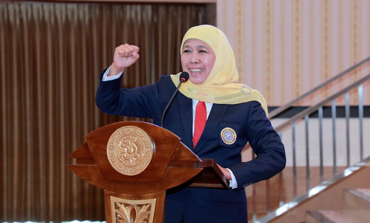 Gubernur Jatim sekaligus Ketua Pengurus Pusat Ikatan Alumni Unair Khofifah Indar Parawansa saat memberikan motivasi kepada Wisudawan Unair.