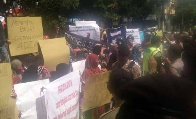 Warga Dusun Jalak saat demo di DPRD Lamongan menuntut mundur Kasunnya sendiri yang diduga selingkuh.