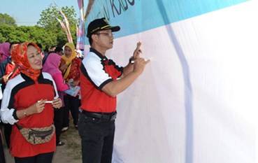Bupati Ngawi Ir Budi Sulistyono didampingi Ibu Antiek Budi Sulistyono simbolis membuka Gebyar PAUD 2015 se-Kabupaten Ngawi, kemarin (21/5). foto: hms
