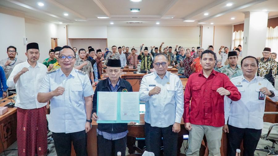 Wabup Asluchul Alif didampingi Sekda Achmad Washil MT bersama para penerima hibah. Foto: Ist.