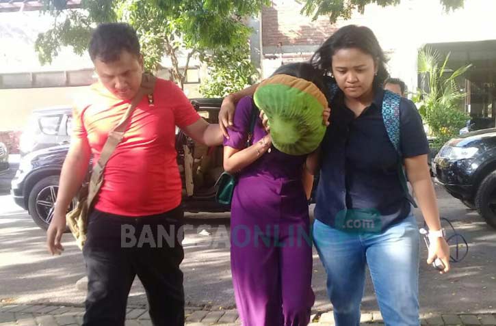 VA saat digelandang usai dilakukan penangkapan.