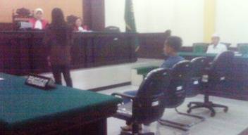 Ibnu Hajar saat mengikuti sidang gara-gara dia main hajar terhadap santri. Foto: Agus Supriyanto/BANGSAONLINE